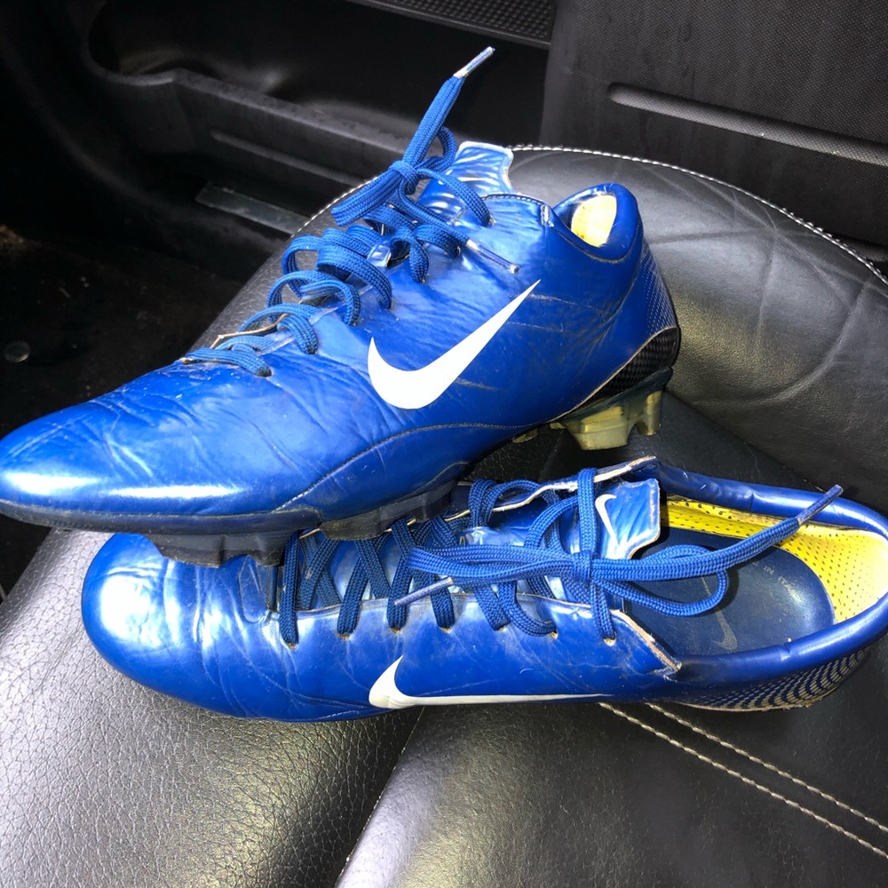 Vintage Nike R9 Soccer Cleats